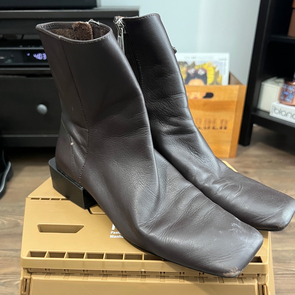 Zara women’s sz 6 leather boot.